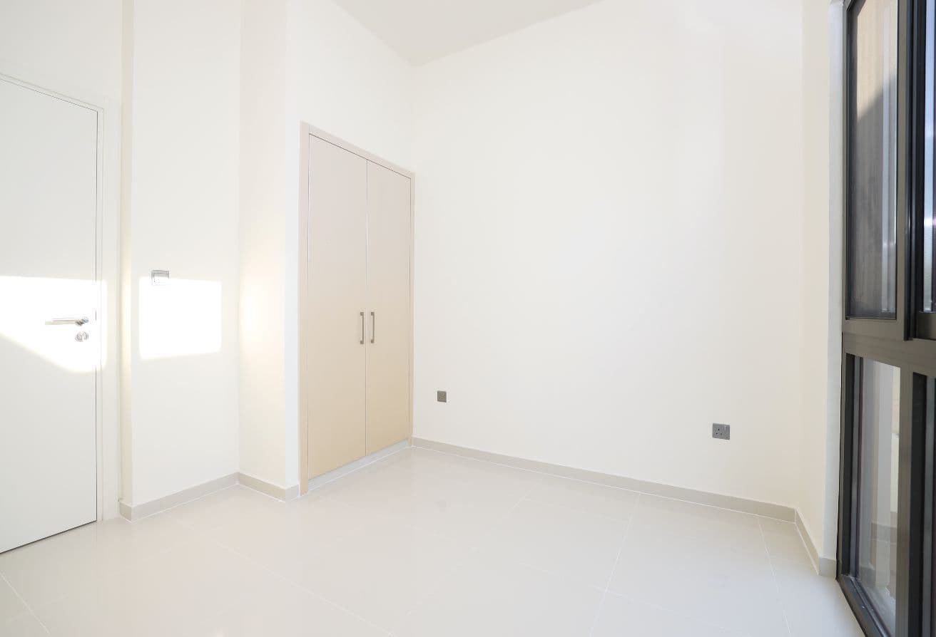 Single Row| Park behind | Next to Community Centre