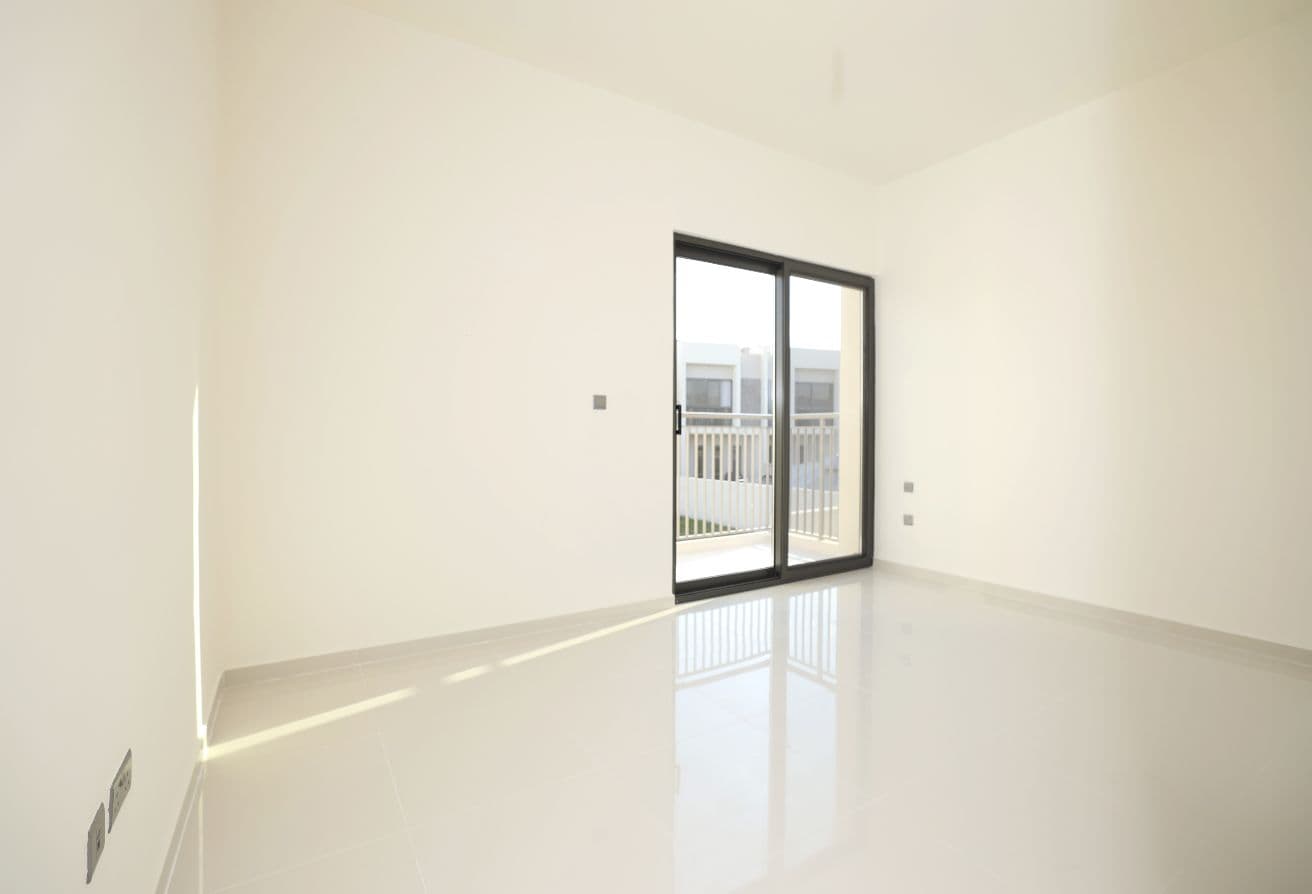 Single Row| Park behind | Next to Community Centre